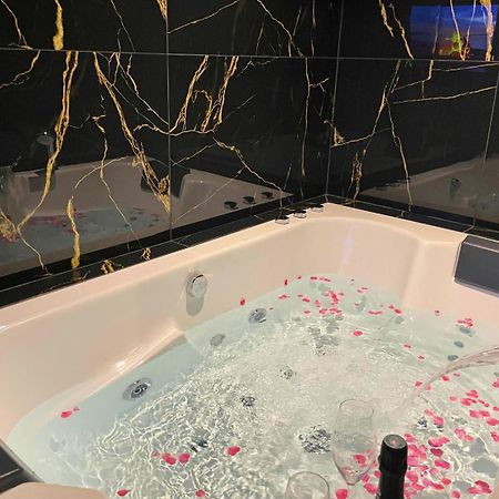 Sejour Detente A Saint-Omer - Jacuzzi Prive, Terrasse, Centre-Ville Et Parking Gratuit Exterior foto